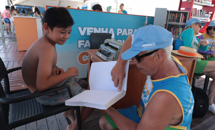 Praia e leitura: Biblioteca Pública promove doações e empréstimos no Verão Maior