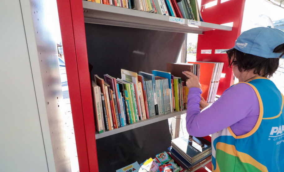 Praia e leitura: Biblioteca Pública promove doações e empréstimos no Verão Maior