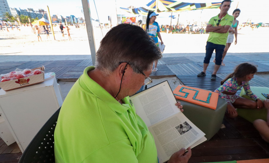 Praia e leitura: Biblioteca Pública promove doações e empréstimos no Verão Maior