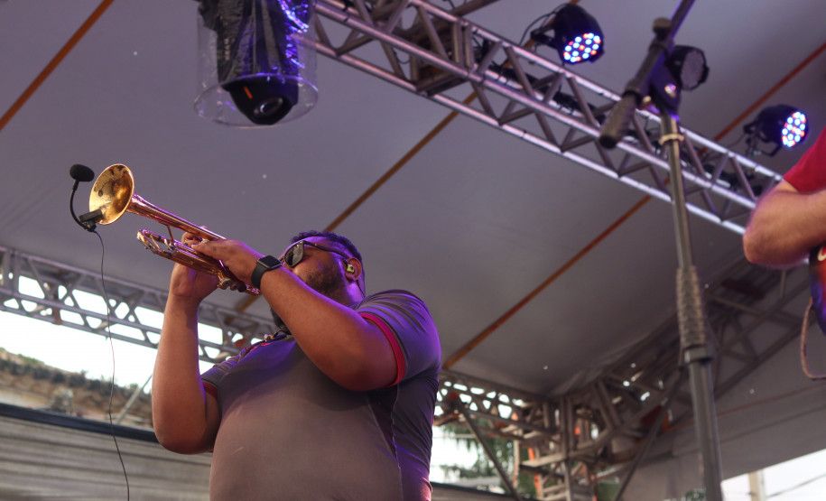 Temporada de shows gratuitos do Verão Maior começa com artistas paranaenses