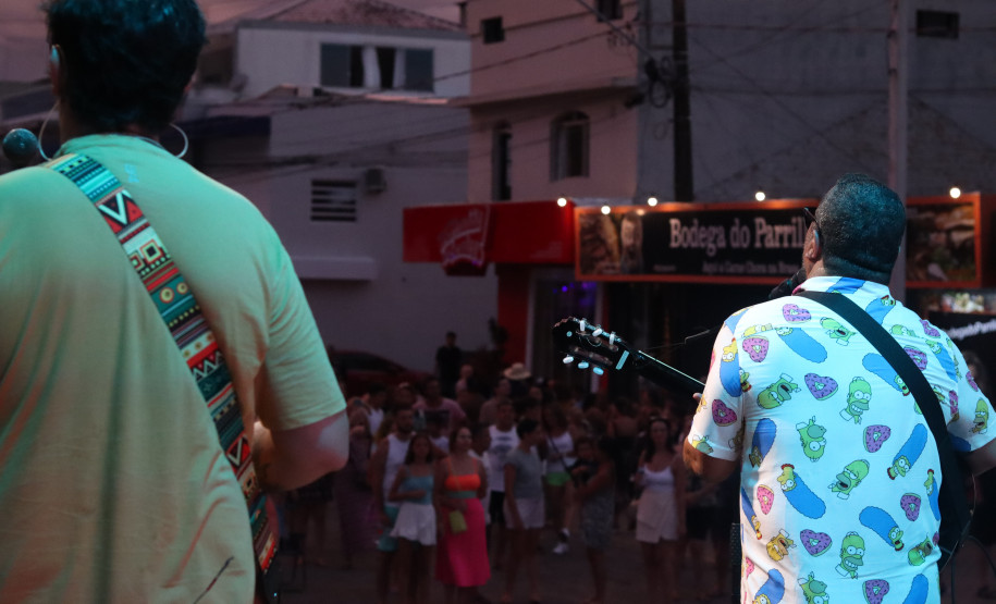 Temporada de shows gratuitos do Verão Maior começa com artistas paranaenses