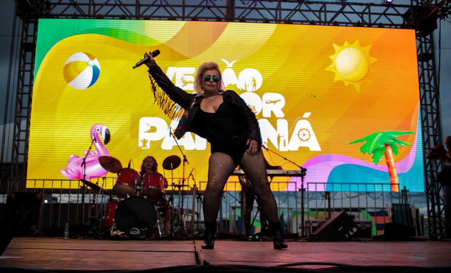 Denorex 80 leva música para todos os gostos em show no Palco Sunset de Caiobá