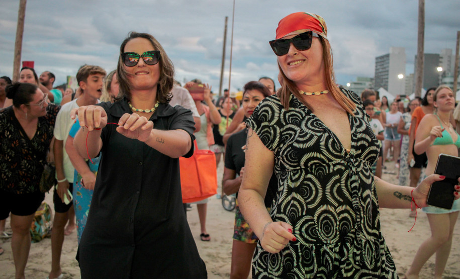 Denorex 80 leva música para todos os gostos em show no Palco Sunset de Caiobá