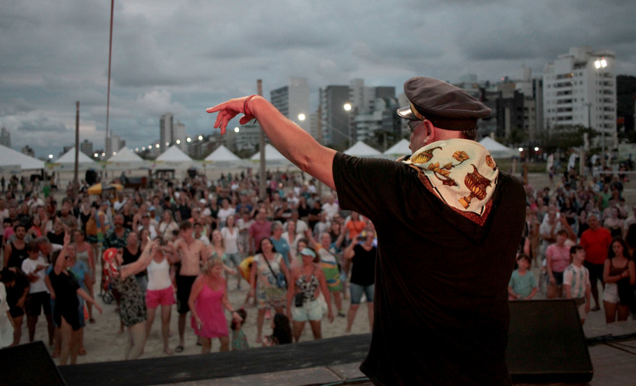 Denorex 80 leva música para todos os gostos em show no Palco Sunset de Caiobá