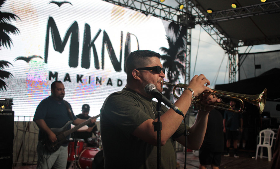 Makinada contagia público com sucessos do pagode no Palco Sunset em Caiobá