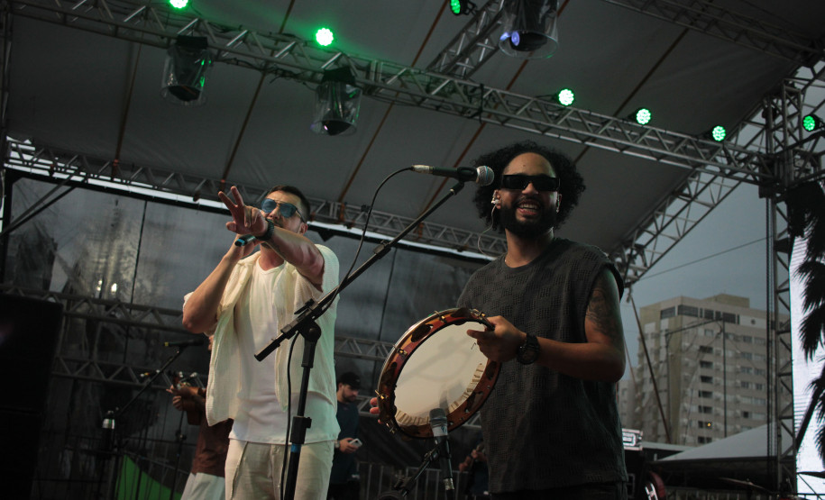 Makinada contagia público com sucessos do pagode no Palco Sunset em Caiobá