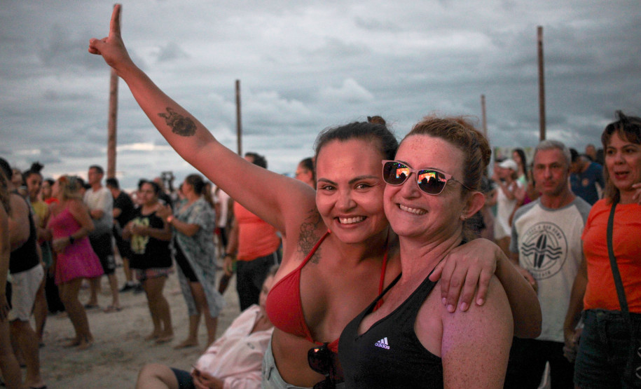 Denorex 80 leva música para todos os gostos em show no Palco Sunset de Caiobá