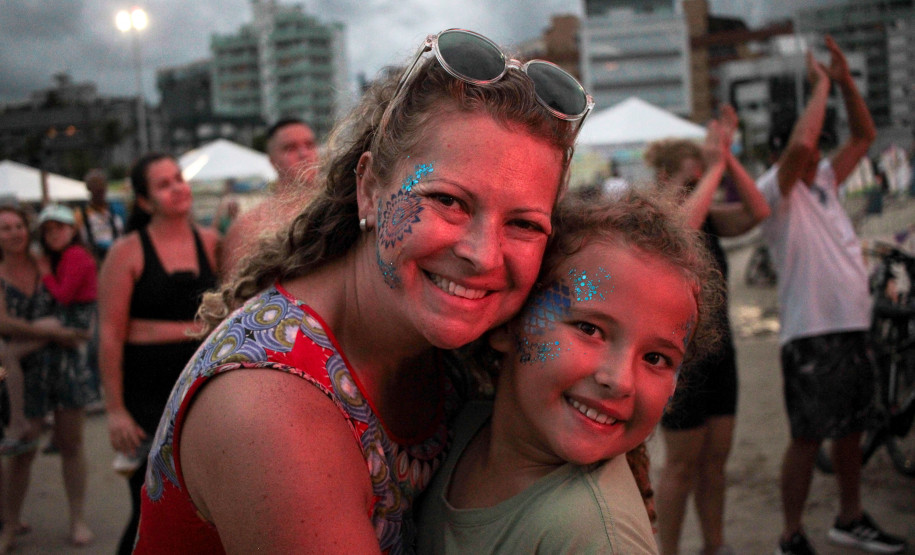 Denorex 80 leva música para todos os gostos em show no Palco Sunset de Caiobá