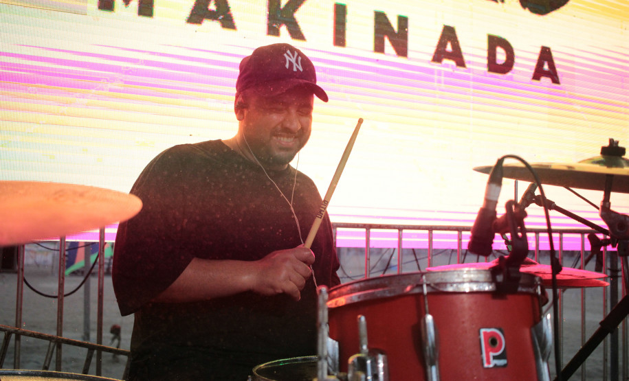 Makinada contagia público com sucessos do pagode no Palco Sunset em Caiobá