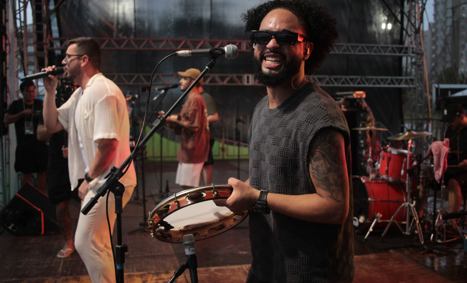 Makinada contagia público com sucessos do pagode no Palco Sunset em Caiobá