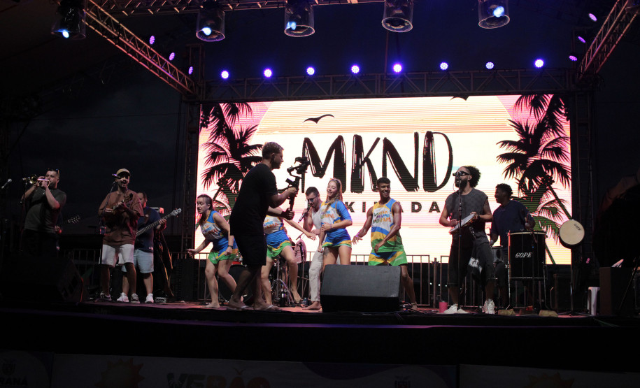 Makinada contagia público com sucessos do pagode no Palco Sunset em Caiobá