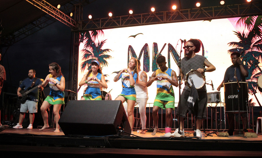 Makinada contagia público com sucessos do pagode no Palco Sunset em Caiobá