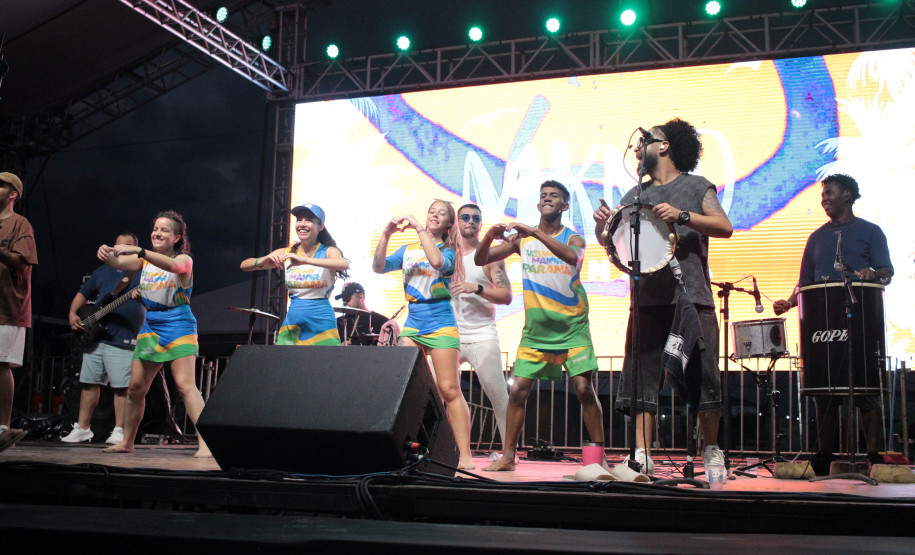 Makinada contagia público com sucessos do pagode no Palco Sunset em Caiobá