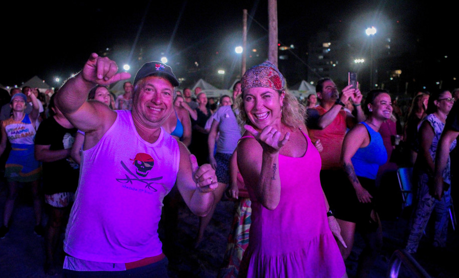 Denorex 80 leva música para todos os gostos em show no Palco Sunset de Caiobá