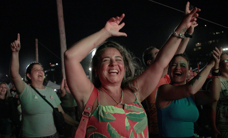 Denorex 80 leva música para todos os gostos em show no Palco Sunset de Caiobá