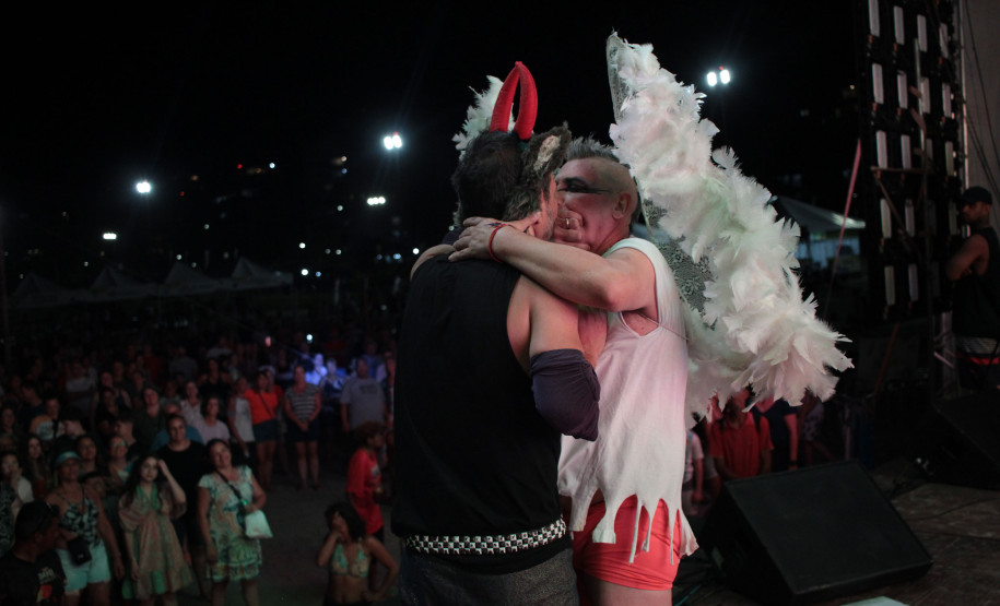 Denorex 80 leva música para todos os gostos em show no Palco Sunset de Caiobá