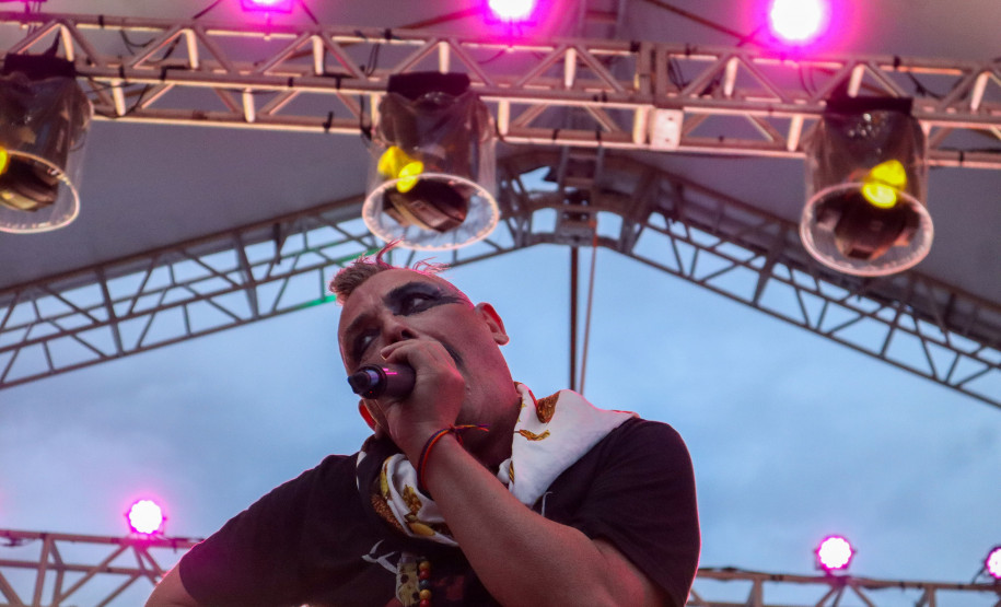 Denorex 80 leva música para todos os gostos em show no Palco Sunset de Caiobá