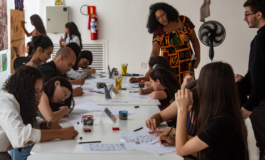 Diogo Nogueira e Coral Sanepar, arte nos museus e mostra em Antonina agitam a cultura