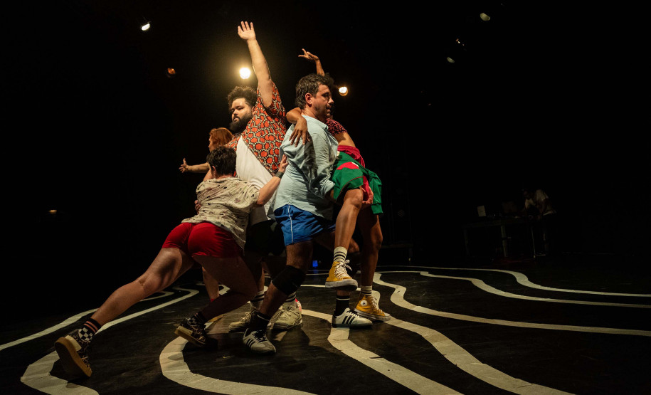 Espetáculo "Deriva" celebra o corpo e a cidade no Teatro José Maria Santos