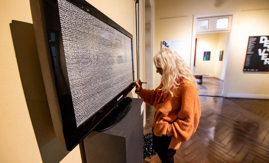 Exposição Desver – "Desver" é uma instalação multissensorial de Ivana Cassuli e Marcelo Borges Eggers, do grupo Blanche Bois, que explora os ciclos de vida e a ressignificação das percepções visuais e sonoras.