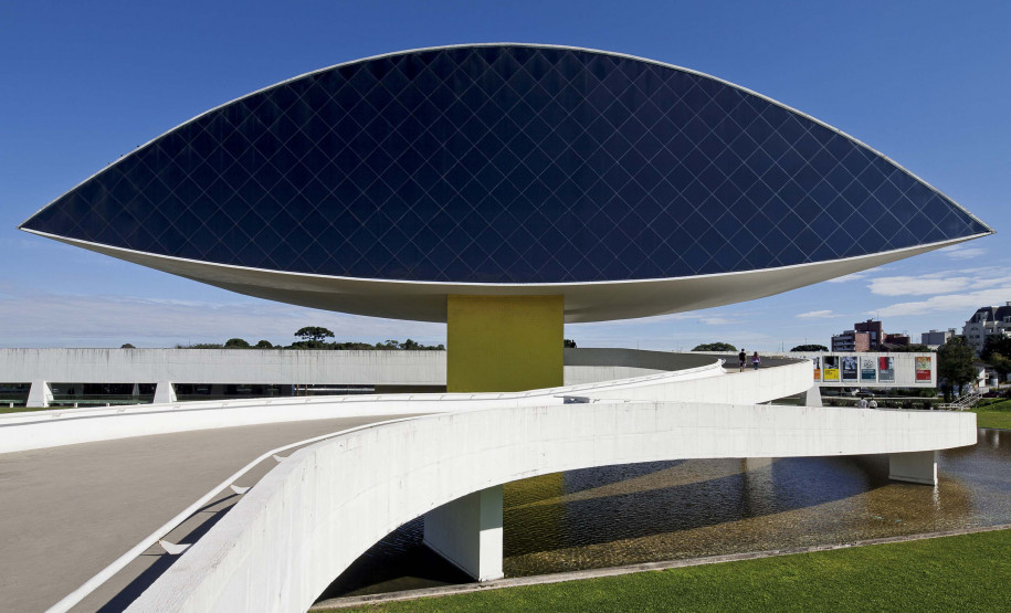 Museu Oscar Niemeyer (MON) - Oficina | Criando Estandartes – Na quarta-feira (19), a oficina terá duas sessões, a primeira às 10h e a segunda às 14h30, com libras. O local será no Espaço de Oficinas que fica no subsolo do MON