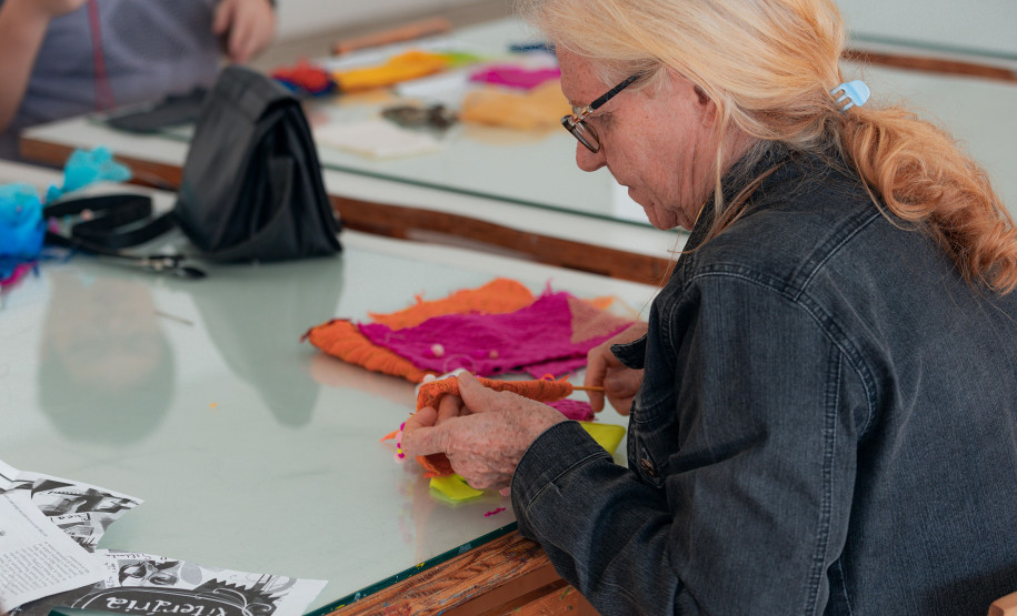 MON realiza oficina de pintura com base na trilha de "Twin Peaks" no Dia da Mulher