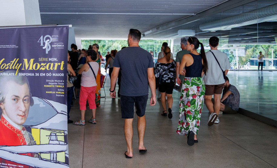 Orquestra Sinfônica do Paraná lota vão-livre do MON em concerto comemorativo gratuito