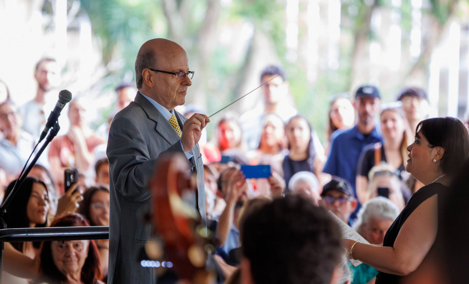 Orquestra Sinfônica do Paraná lota vão-livre do MON em concerto comemorativo gratuito