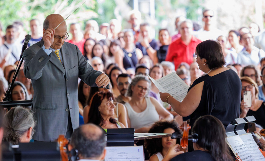 Orquestra Sinfônica do Paraná lota vão-livre do MON em concerto comemorativo gratuito