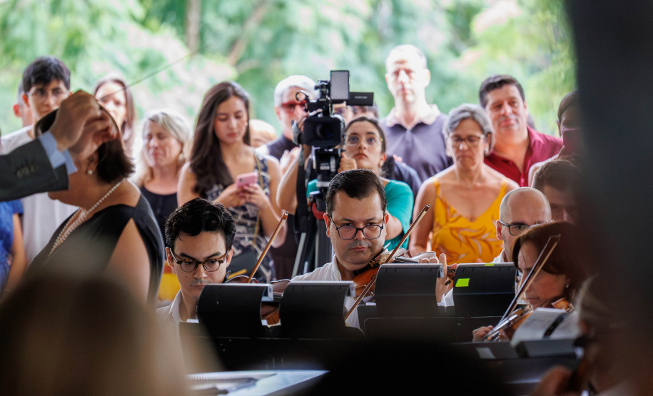 Orquestra Sinfônica do Paraná lota vão-livre do MON em concerto comemorativo gratuito