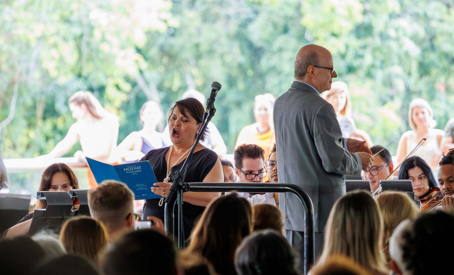 Orquestra Sinfônica do Paraná lota vão-livre do MON em concerto comemorativo gratuito