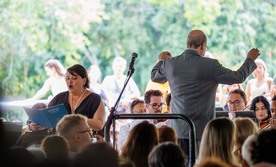 Orquestra Sinfônica do Paraná lota vão-livre do MON em concerto comemorativo gratuito