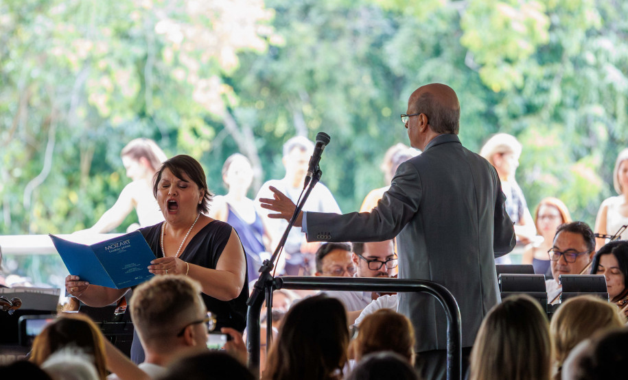 Orquestra Sinfônica do Paraná lota vão-livre do MON em concerto comemorativo gratuito