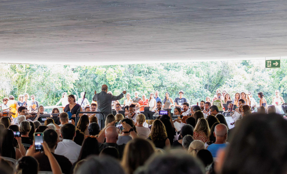 Orquestra Sinfônica do Paraná lota vão-livre do MON em concerto comemorativo gratuito
