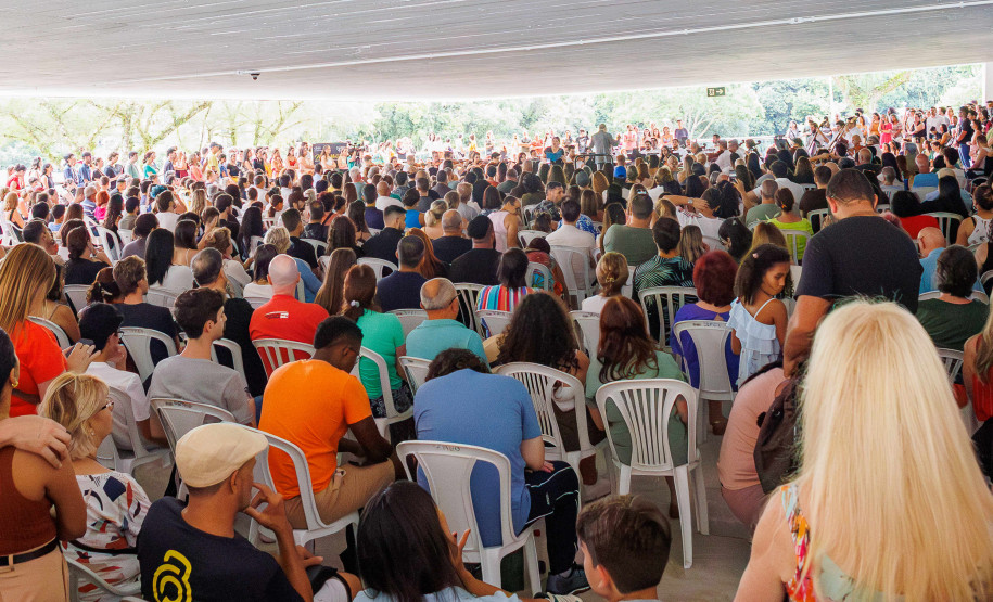 Orquestra Sinfônica do Paraná lota vão-livre do MON em concerto comemorativo gratuito