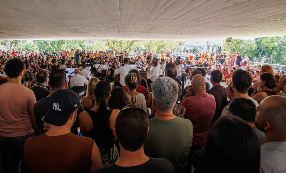 Orquestra Sinfônica do Paraná lota vão-livre do MON em concerto comemorativo gratuito