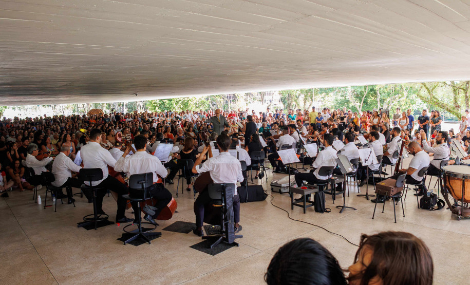 Orquestra Sinfônica do Paraná lota vão-livre do MON em concerto comemorativo gratuito