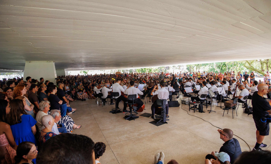 Orquestra Sinfônica do Paraná lota vão-livre do MON em concerto comemorativo gratuito