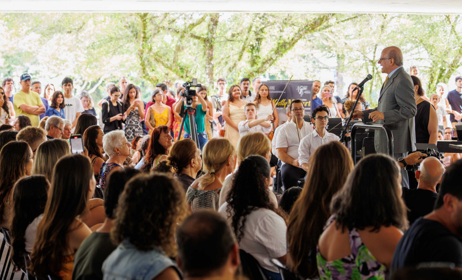 Orquestra Sinfônica do Paraná lota vão-livre do MON em concerto comemorativo gratuito