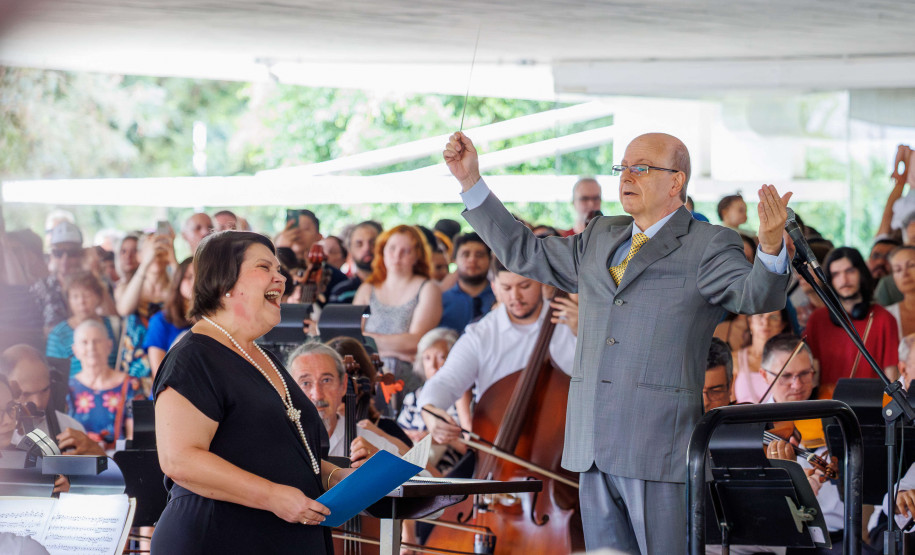 Orquestra Sinfônica do Paraná lota vão-livre do MON em concerto comemorativo gratuito