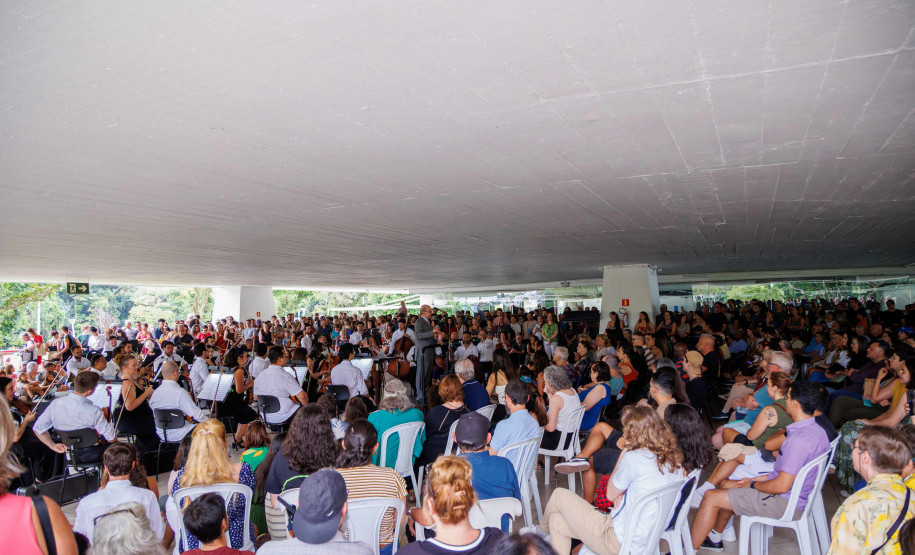 Orquestra Sinfônica do Paraná lota vão-livre do MON em concerto comemorativo gratuito