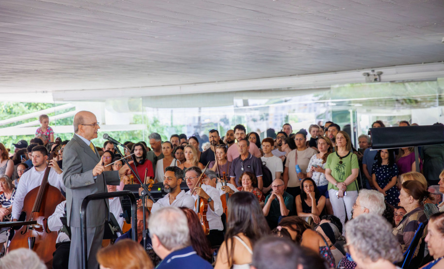 Orquestra Sinfônica do Paraná lota vão-livre do MON em concerto comemorativo gratuito