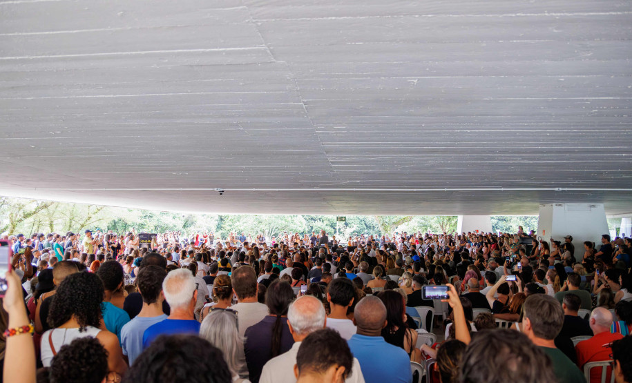 Orquestra Sinfônica do Paraná lota vão-livre do MON em concerto comemorativo gratuito