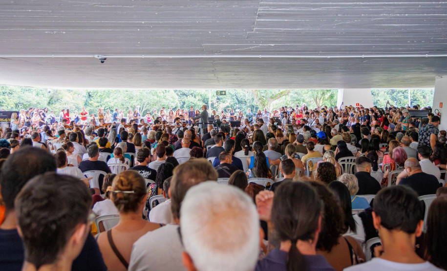 Orquestra Sinfônica do Paraná lota vão-livre do MON em concerto comemorativo gratuito