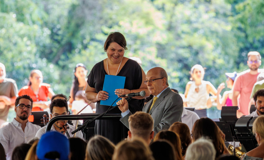 Orquestra Sinfônica do Paraná lota vão-livre do MON em concerto comemorativo gratuito
