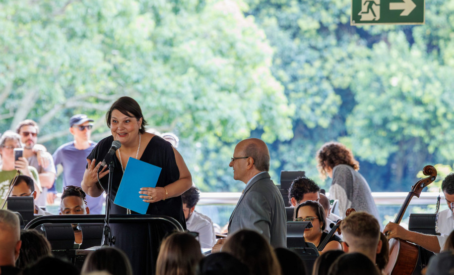 Orquestra Sinfônica do Paraná lota vão-livre do MON em concerto comemorativo gratuito