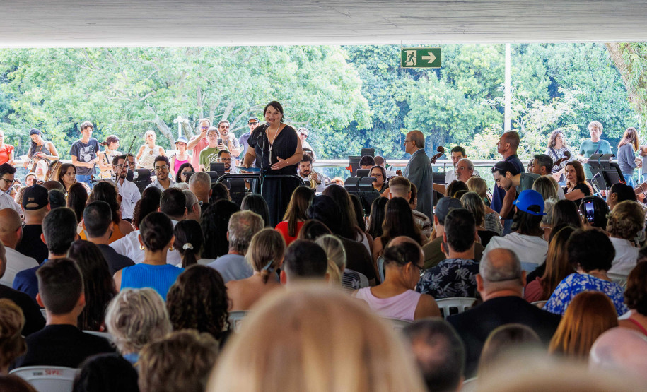 Orquestra Sinfônica do Paraná lota vão-livre do MON em concerto comemorativo gratuito