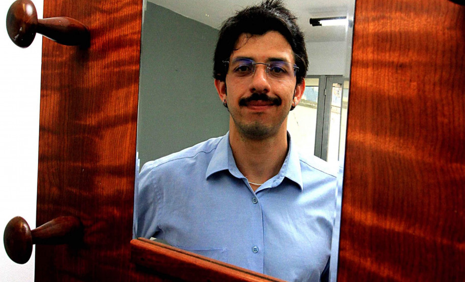 Jomi, novo residente da Academia Alfredo Andersen, cria Departamento dos Espelhos