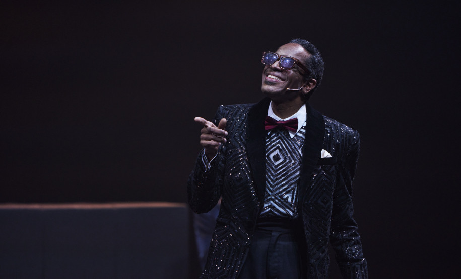 Teatro Guaíra recebe espetáculo que apresenta trajetória de Ray Charles