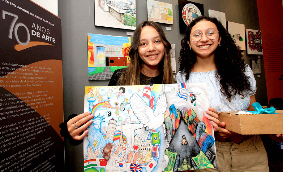 Alunas do Centro Juvenil de Artes Plásticas recebem prêmio de concurso internacional